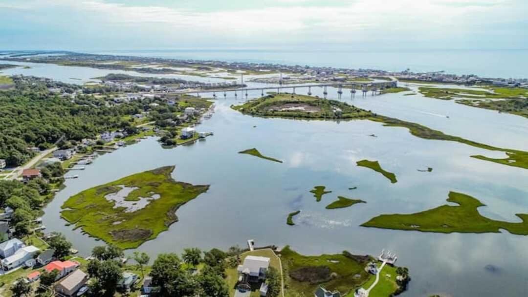 Surf City 2Br Park Home With Waterfront View And Parking Eksteriør billede
